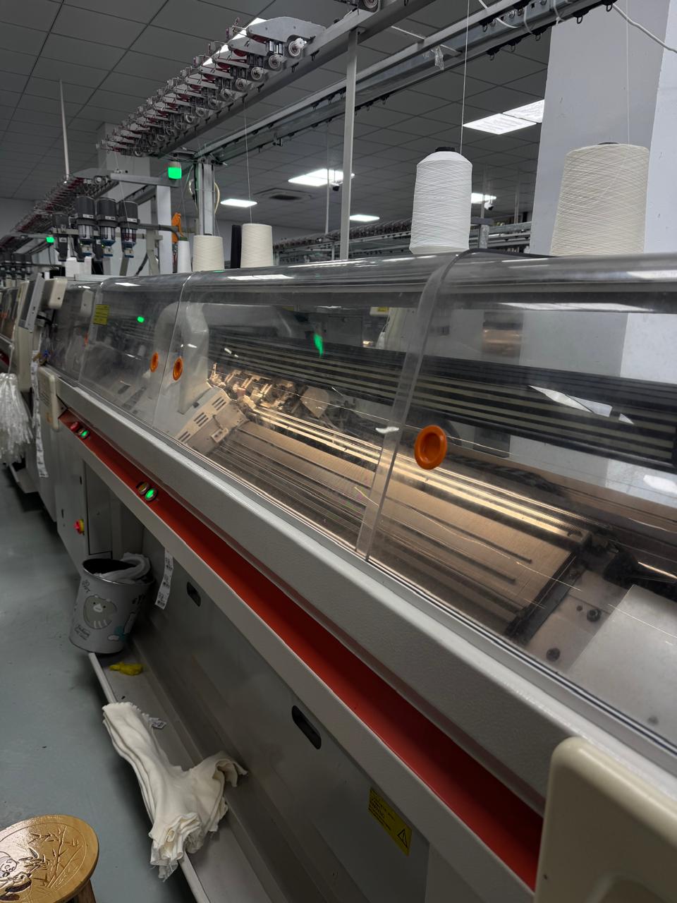 Knitting floor with multiple machines running